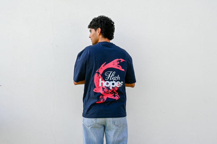 Koi Fish camiseta NVRSFT streetwear oversize México — modelo vista frontal