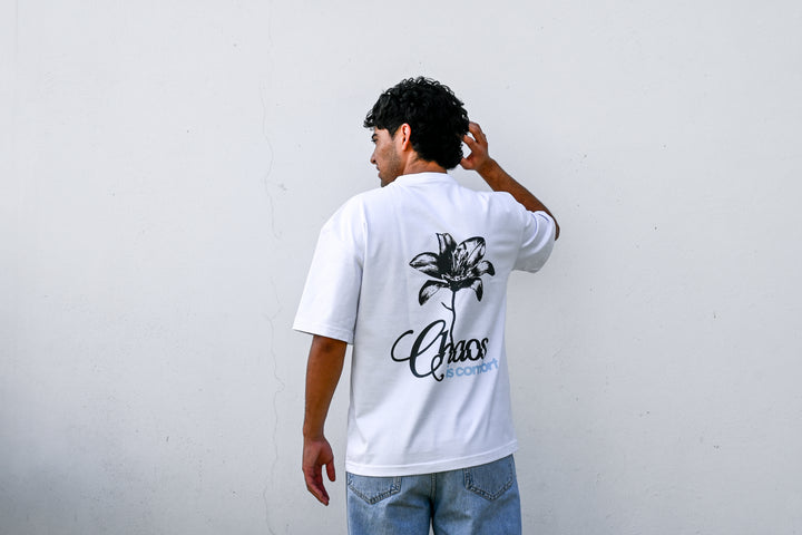 Bloom in Chaos camiseta NVRSFT streetwear oversize México — modelo vista frontal