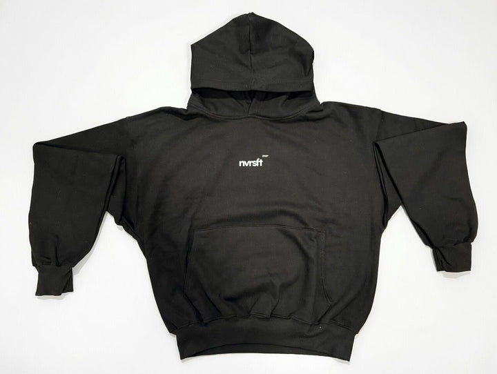 Kill The Silence Hoodie NVRSFT streetwear México — modelo vista frontal