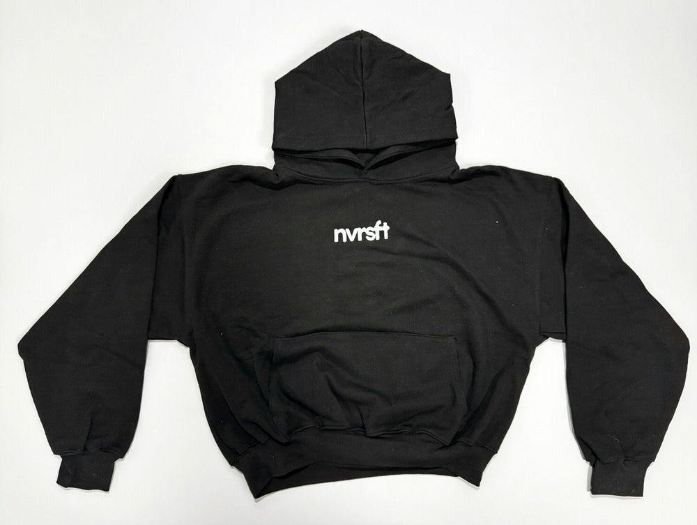 Signature Hoodie NVRSFT streetwear México — modelo vista frontal